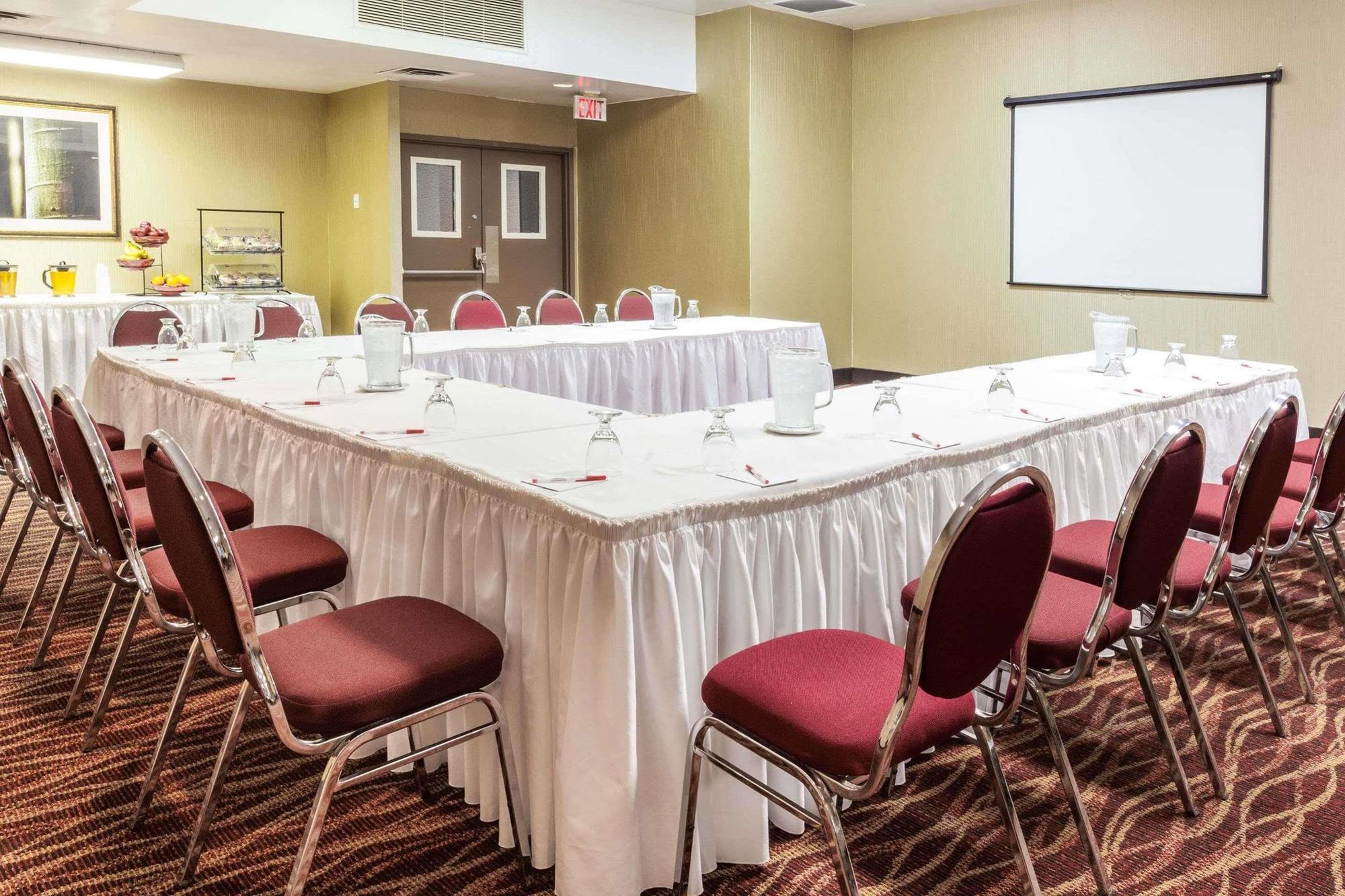 Hotel Ramada By Wyndham Timmins Exterior foto