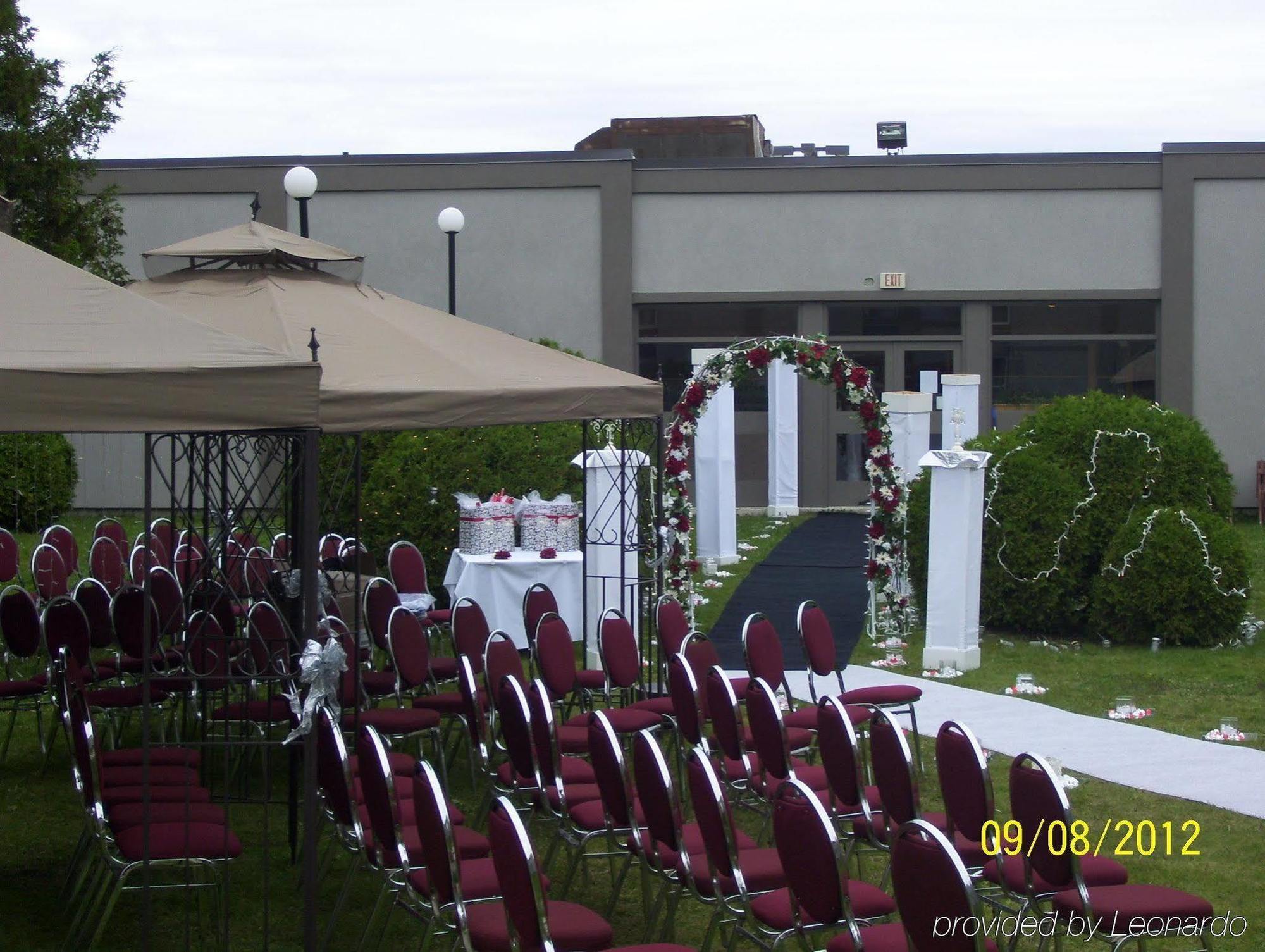 Hotel Ramada By Wyndham Timmins Exterior foto