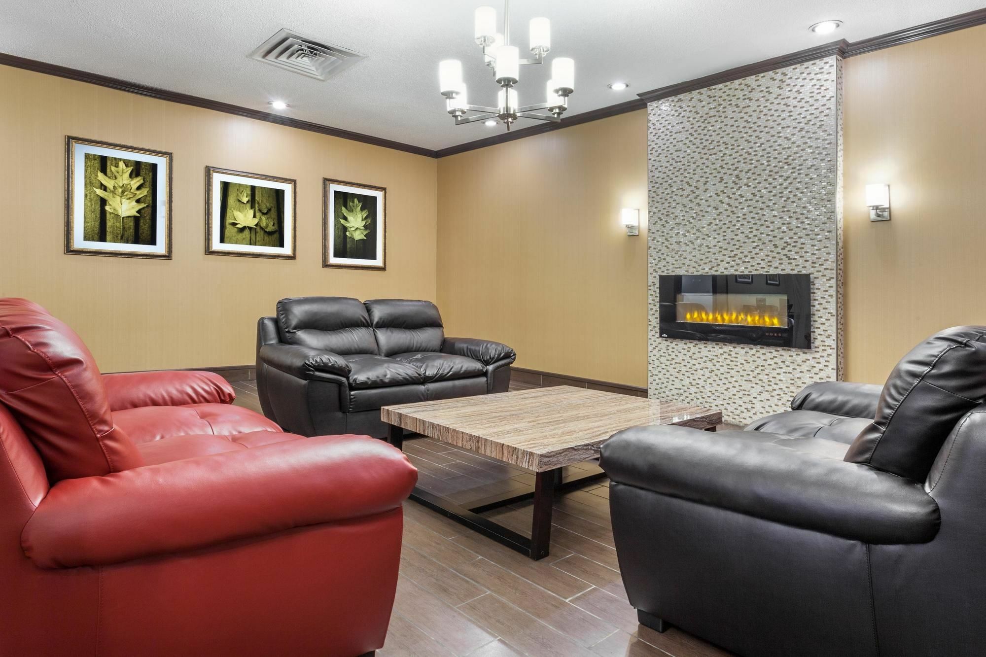 Hotel Ramada By Wyndham Timmins Exterior foto